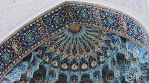Entrance to the mosque pattern.arabesque facade traditional mosaic. 스톡 동영상 119893459