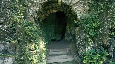 Entrance to the small and old Cave in Europe Vídeo Stock 125073730