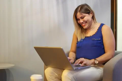 Entrepreneur Girl Sitting With Computer at Cafe Fotos de archivo