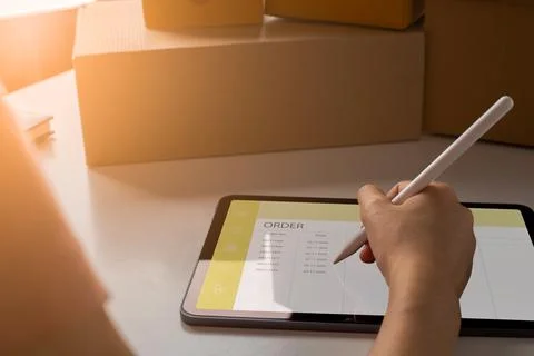 Entrepreneur owner using tablet taking receive and checking online purchase s Foto stock