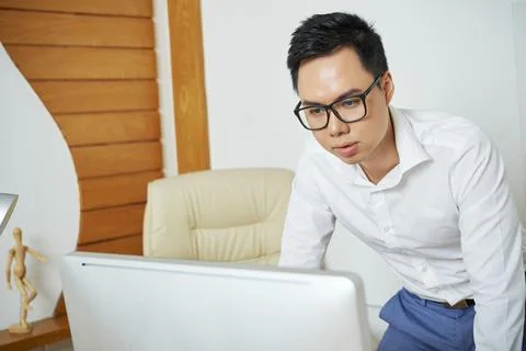 Entrepreneur reading data on computer screen Foto stock