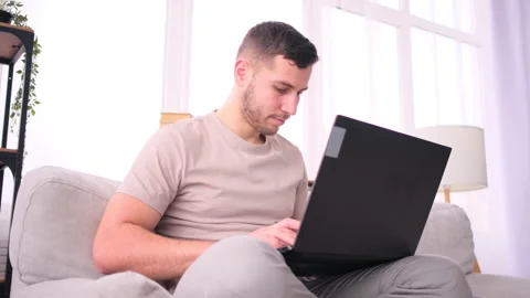 Entrepreneur working at home on sofa 库存影片 171542756
