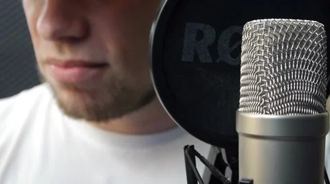 The entry of the singer in the Studio Vídeos de archivo 64274878