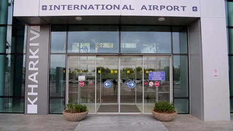 Entry through the automatic door of the Kharkov airport. point of view Video stock 130529448