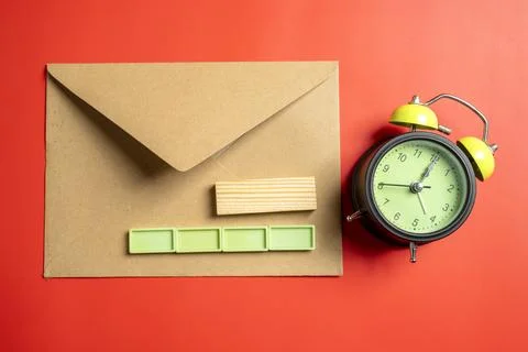 Envelope with green alarm clock with lime rectangular blocks on colored bac.. Stockfoto's
