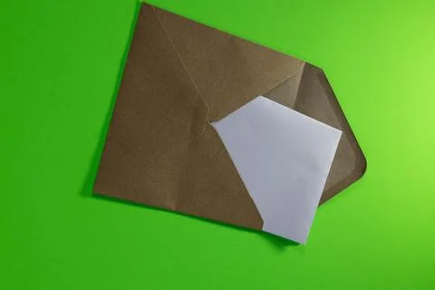 An envelope with half a white sheet of paper peeking out from inside, set a.. 库存照片