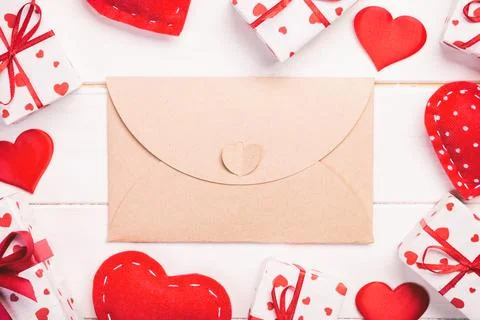 Envelope Mail with Red Heart and gift box over Wooden table Background. Val.. Fotos Stock