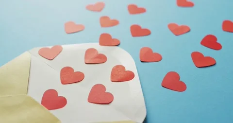 Envelope with paper hearts on blue background at valentine's day Vídeos de archivo 341466693