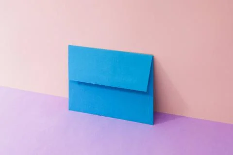 An envelope in a pink two-tone background. Foto stock