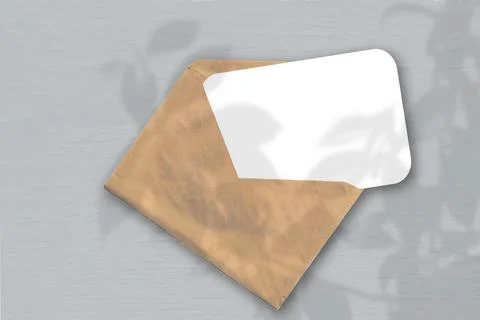 An envelope with a sheet of textured white paper on the grey background of th Illustrazione stock