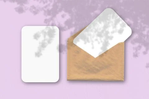 An envelope with two sheets of textured white paper on a pink table backgroun Stock Illustration