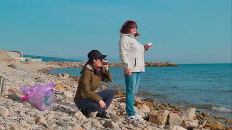 Environmental activists remove garbage from the beach, restoring the natural 库存影片 308283695