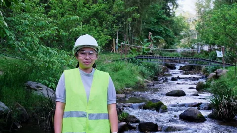 Environmental engineer stands with thumbs-up gesture on forest stream background Vídeo Stock 172390376