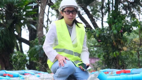 Environmental engineers inspect water quality at wastewater treatment plants. Stock Footage 172394961