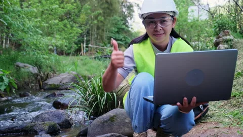 Environmental engineers uses laptop to inspect water quality at natural water. Vídeo Stock 172389954