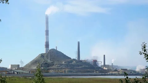Environmental pollution because of the working plant. Video stock 139980592