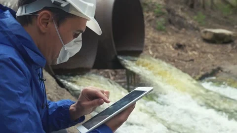 Environmental pollution. man chemist scientist in a respirator mask studies Stock Footage 135086224