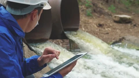 Environmental pollution. man chemist scientist in a respirator mask studies Stock Footage 141709720