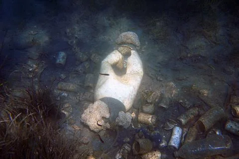 Environmental problem of plastic and other rubbish pollution under the sea Foto stock