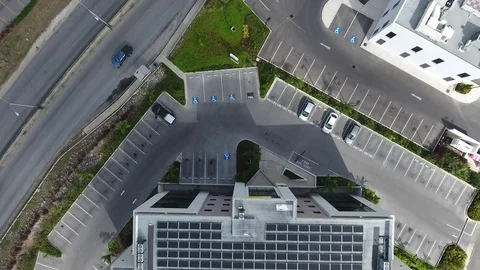 Environmentally friendly Building with Solar Panels on roof Vídeo Stock 90001509