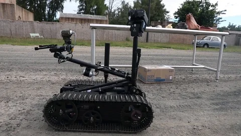 EOD robot, The Talon, reversing Vidéo 103513365