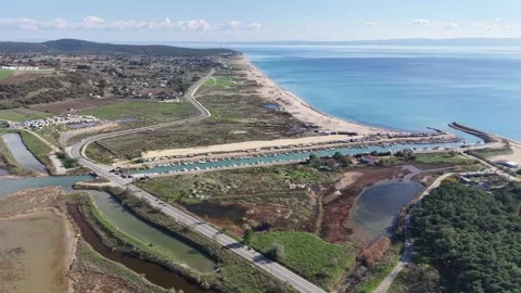Epic 4K Cinematic Drone View of a Breathtaking Natural Landscape at Golden Hour Stockbeeldmateriaal 331946834