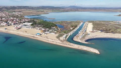 Epic 4K Cinematic Drone View of a Breathtaking Natural Landscape at Golden Hour Stockbeeldmateriaal 331946884