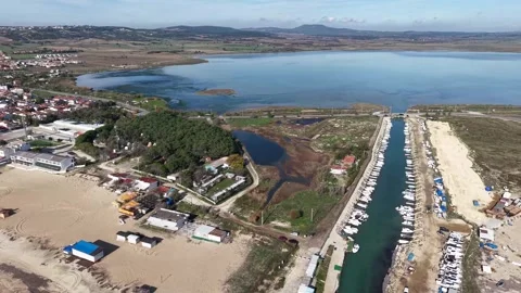 Epic 4K Cinematic Drone View of a Breathtaking Natural Landscape at Golden Hour Stockbeeldmateriaal 331946887