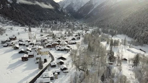 Epic 4K Drone Flight Over Snowy Alpine Village – Monte Rosa Mountain Views Stockbeeldmateriaal 321468928