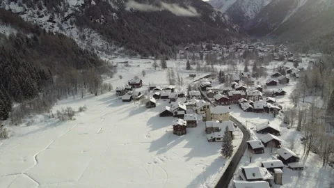 Epic 4K Drone Flight Over Snowy Alpine Village – Monte Rosa Mountain Views Stockbeeldmateriaal 321469214