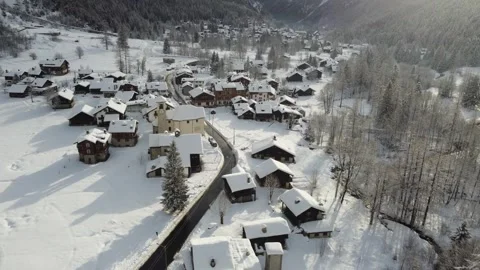 Epic 4K Drone Flight Over Snowy Alpine Village – Monte Rosa Mountain Views Stockbeeldmateriaal 321469876