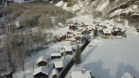 Epic 4K Drone Flight Over Snowy Alpine Village – Monte Rosa Mountain Views Stockbeeldmateriaal 321471467