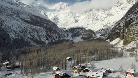 Epic 4K Drone Flight Over Snowy Alpine Village – Monte Rosa Mountain Views Stockbeeldmateriaal 321471749
