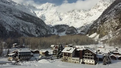 Epic 4K Drone Flight Over Snowy Alpine Village – Monte Rosa Mountain Views Stockbeeldmateriaal 321474814
