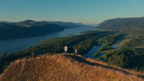 Epic Aerial Drone View of Couple Hiking overlook Columbia River Gorge Oregon Video stock 280702630