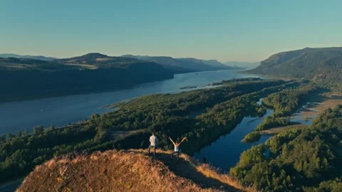 Epic Aerial Drone View of Couple Hiking overlook Columbia River Gorge Oregon Stockbeeldmateriaal 280702635