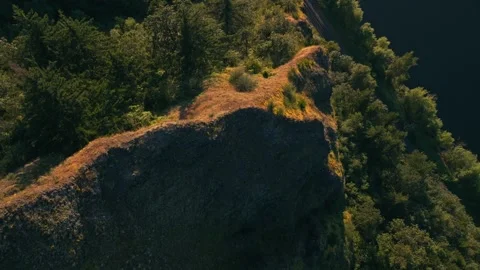 Epic Aerial Drone View of Couple Hiking overlook Columbia River Gorge Oregon Vidéo 280702668