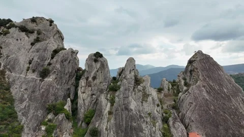 Epic aerial pull-away from jagged mountain peaks and limestone cliffs Vídeos de archivo 333206619