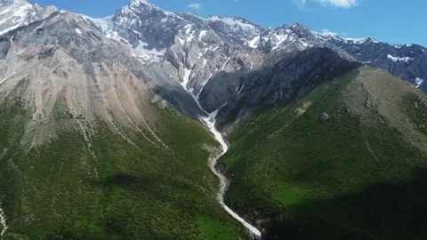 Epic aerial view of rugged mountain peaks and green valley in Kazakhstan 库存影片 337141134