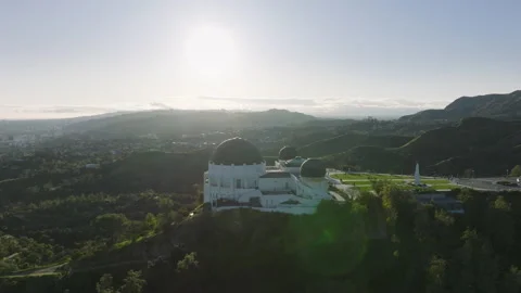 Epic arial above Griffith Observatory domes and green lawn observation deck 4K Vidéo 238768952