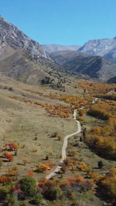 Epic autumn panorama of winding pass and jagged mountain peaks in Kazakhstan Stock Footage 337425600