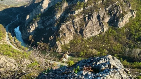 Epic Canyon Vantage Point - Raw Wilderness Panorama From High Cliff Edge 4K Vídeo Stock 332613899