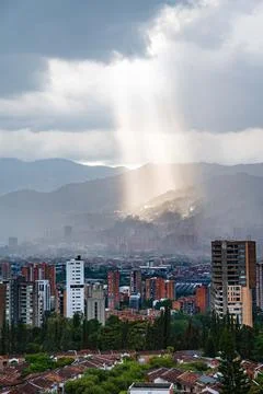 Epic capture of sun shining through clouds in medellin colombia cityscape d.. Stock-Fotos