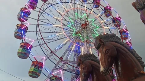 An epic cinematic view of a large luminous giant wheel or Ferris wheel rota.. 스톡 동영상 313382162