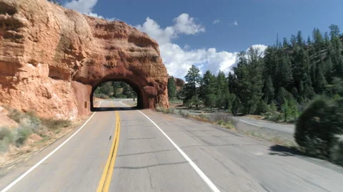 Epic drone flight through the natural arch in the red rock at Bryce Canyon. 4K 스톡 동영상 134567947