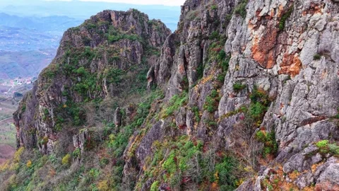 Epic Drone Flying Through Sharp Rocky Peaks Over Moody Autumn Forest, 4K Vídeo Stock 335075050