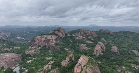 An epic drone shot of lush green ramanagara hills or sholay hills under clo.. 스톡 동영상 325955152