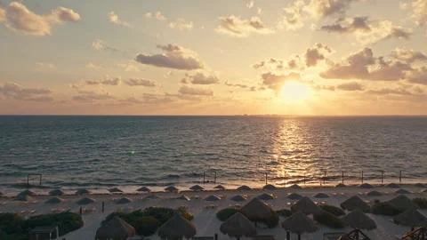 Epic Drone Sunrise over the ocean beach on the coast of Mexico Vacation Vídeos de archivo 280704265