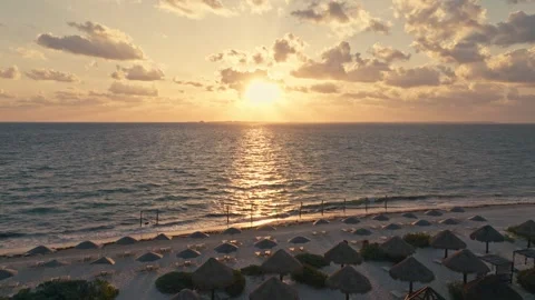 Epic Drone Sunrise over the ocean beach on the coast of Mexico Vacation Stockbeeldmateriaal 280704276