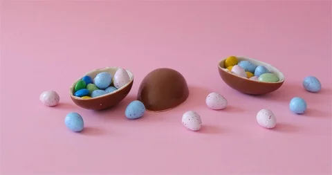 Epic footage of Chocolate Easter Eggs. Small candies are falling on background Stock-Footage 126609098